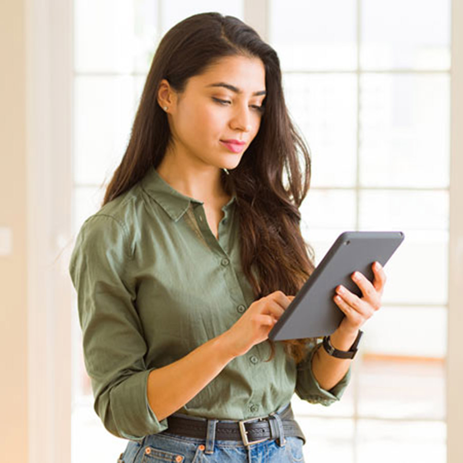 mujer mirando su tablet